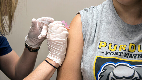 Purdue Fort Wayne student gets vaccination.