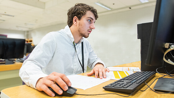 A Purdue Fort Wayne student signs up for summer classes online.
