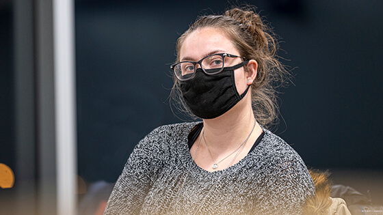A Purdue Fort Wayne student wearing a mask.