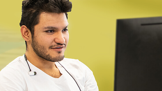 A Purdue Fort Wayne student fills out their FAFSA.