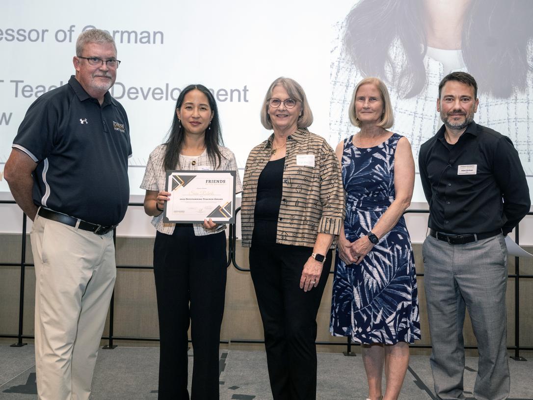 Dr. Suin Roberts is accepting the 2025 FRIENDS Outstanding Teacher Award at the 2025 Fall Teaching Conference.