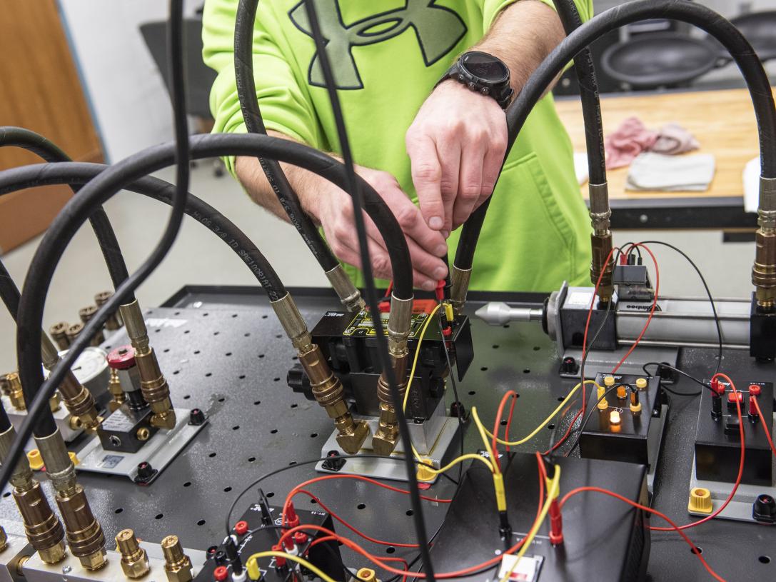 Students working in a Polytechnic laboratory.