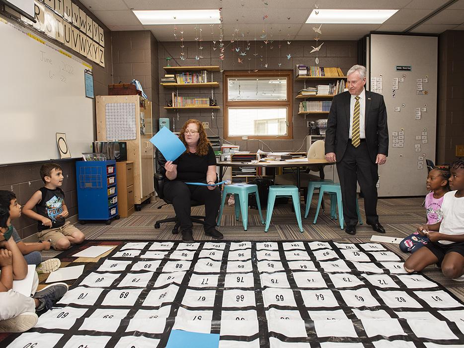 Chancellor Ron Elsenbaumer visits a first grade classroom