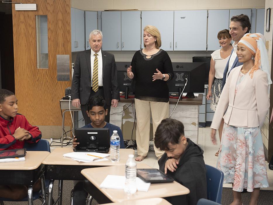 Chancellor Ron Elsenbaumer visits a first grade classroom