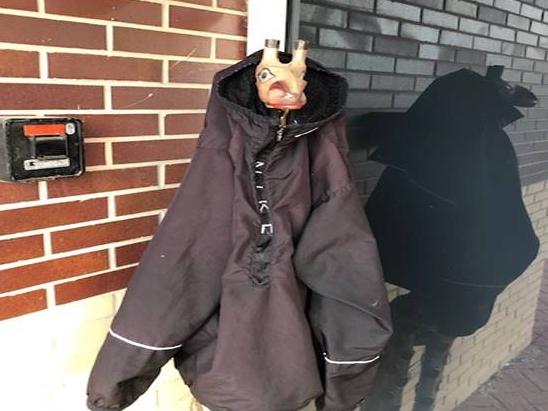 Geoffrey the giraffe dons a winter coat.