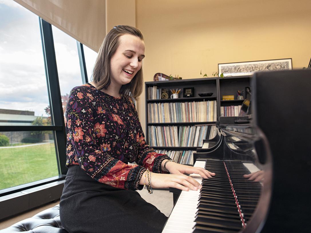 Cecilia Horner is playing a grand piano