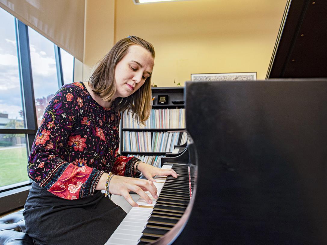 Cecilia Horner is playing a grand piano