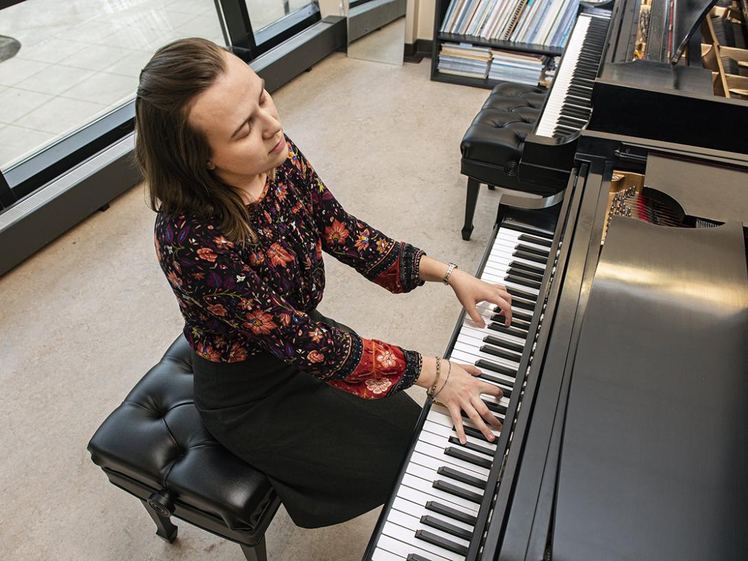 Cecilia Horner is playing a grand piano