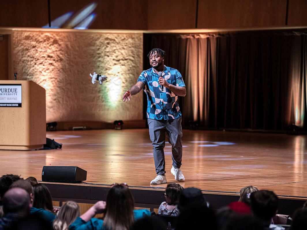 Ryan Meriwether speaks to students at Admitted Students Day in Auer Performance Hall.