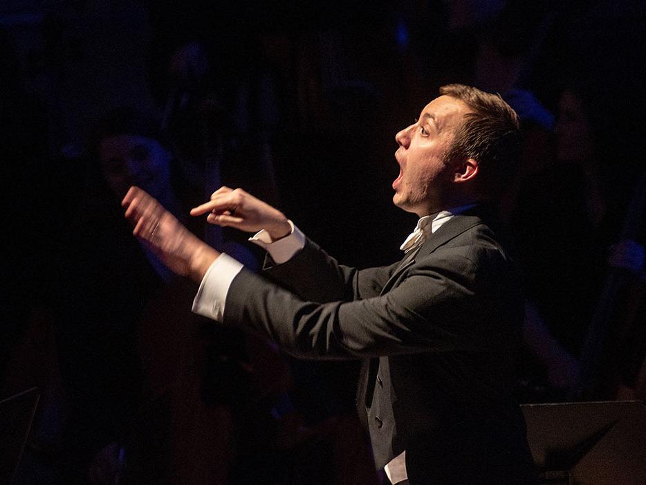 William Sauerland is conducting a choir