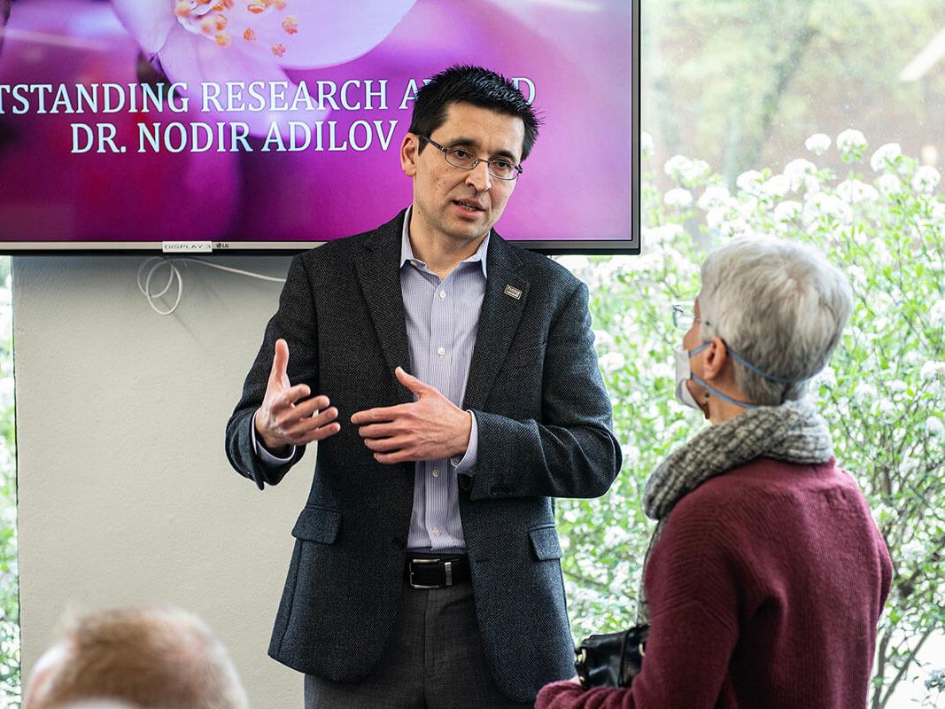 Nodir Adilov at the 2023 Outstanding Research Award ceremony