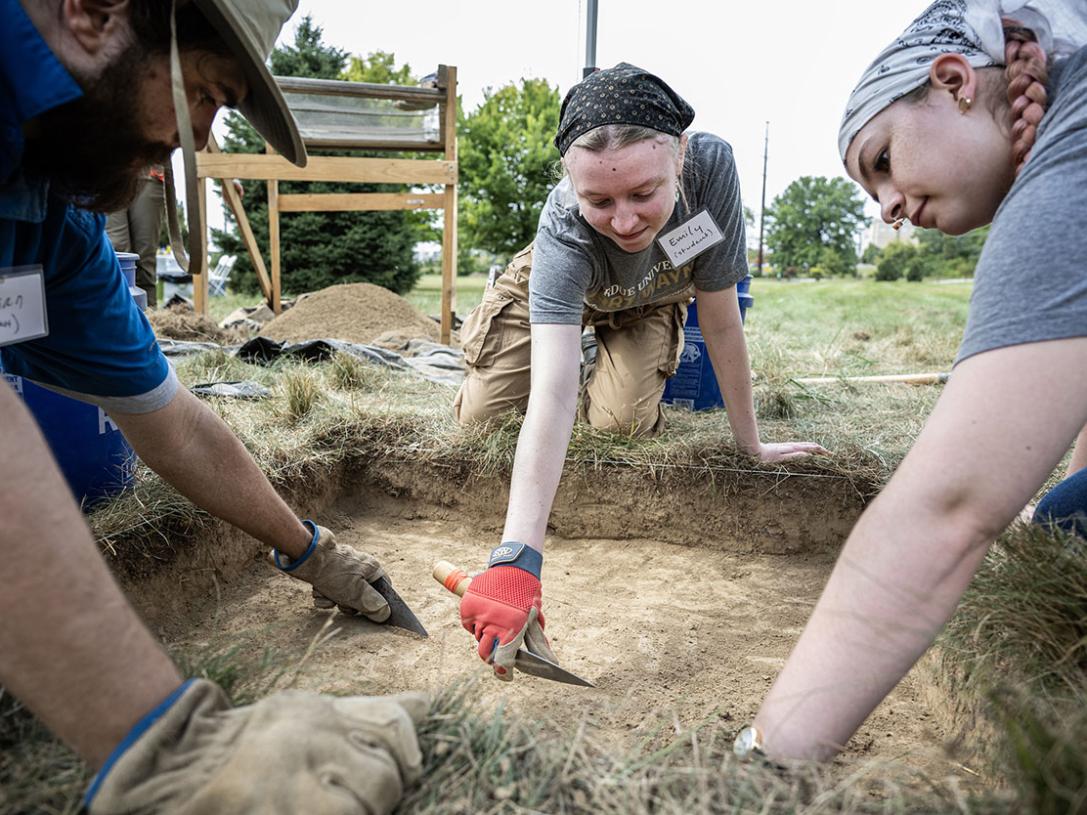PFW students at an anthropology dig