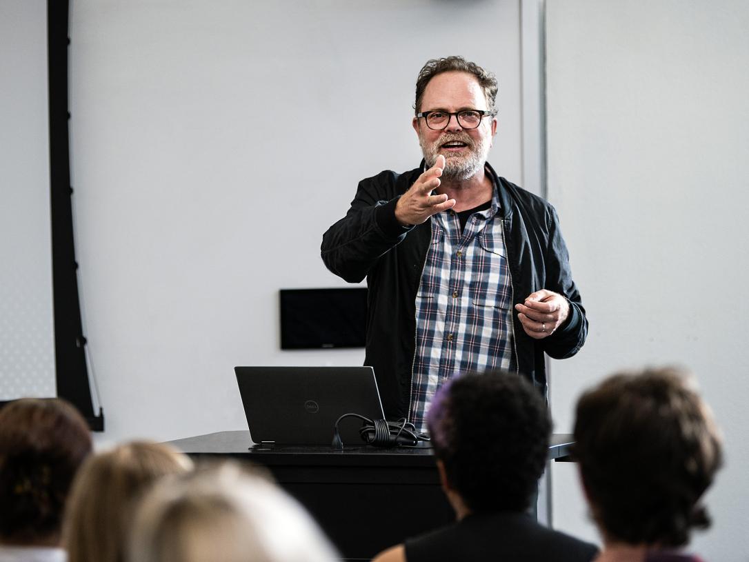 Rainn Wilson meets with a group of students in the IDEASpace in Helmke Library.