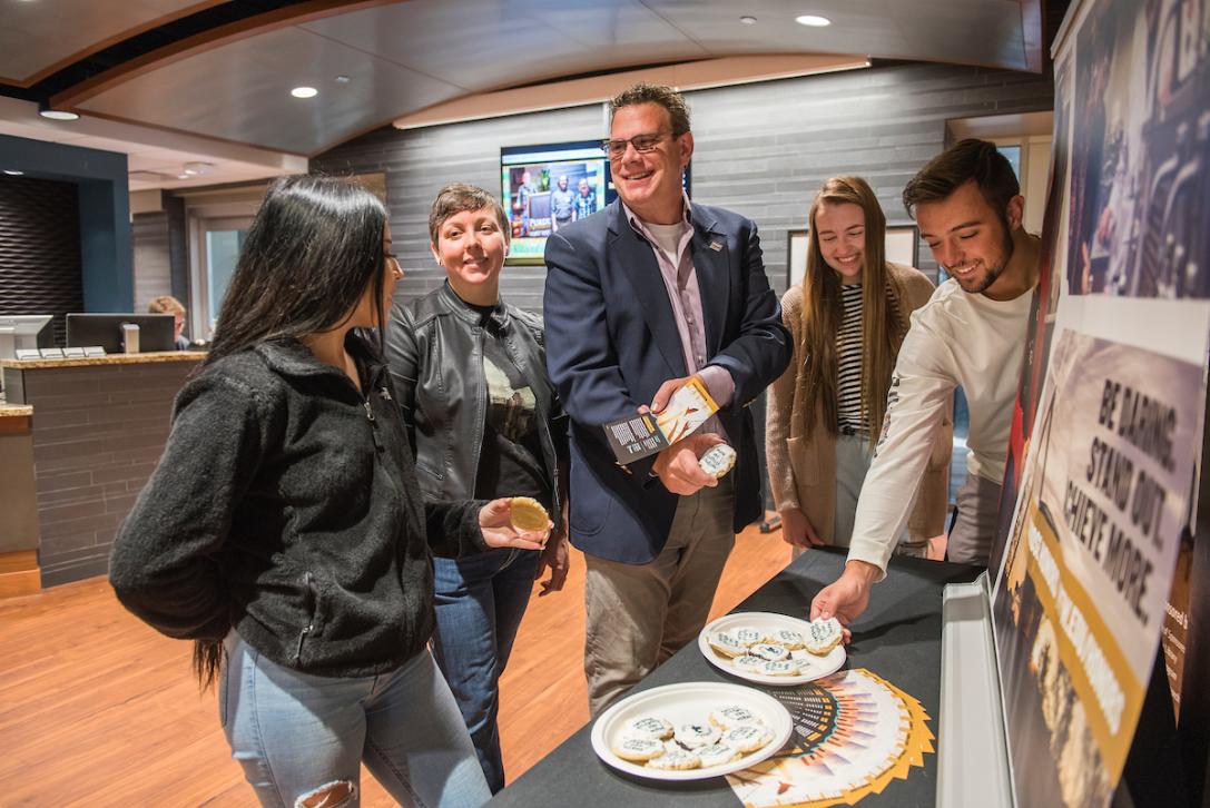 Students in the honors suite grab some cookies.