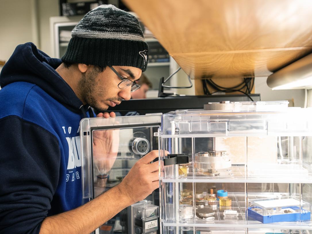 Student in argast lab