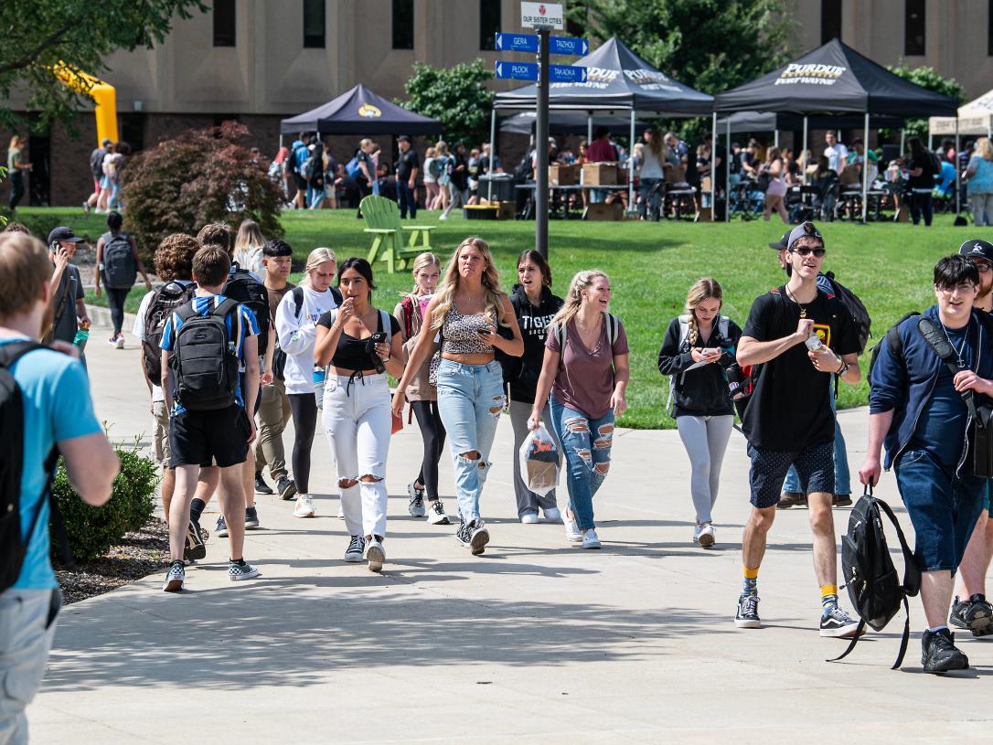 Students walking on mastodon way.