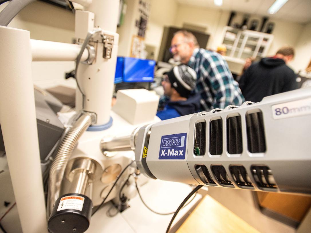 Scanning electron microscope