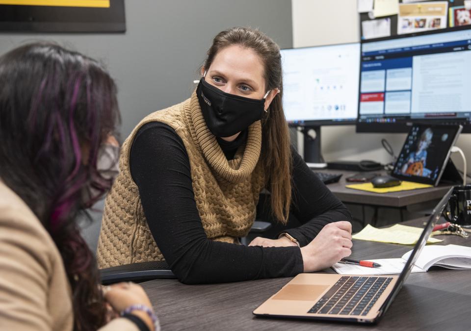 DSB advisor Meg Underwood reviews a student's resumé
