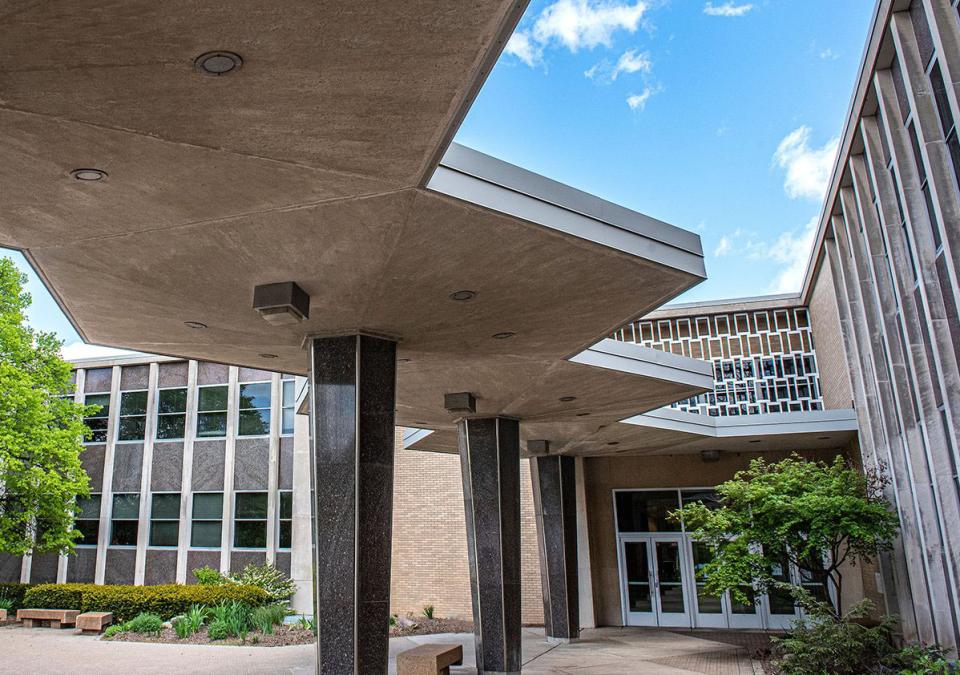 Main entrance to Kettler Hall at Purdue Fort Wayne