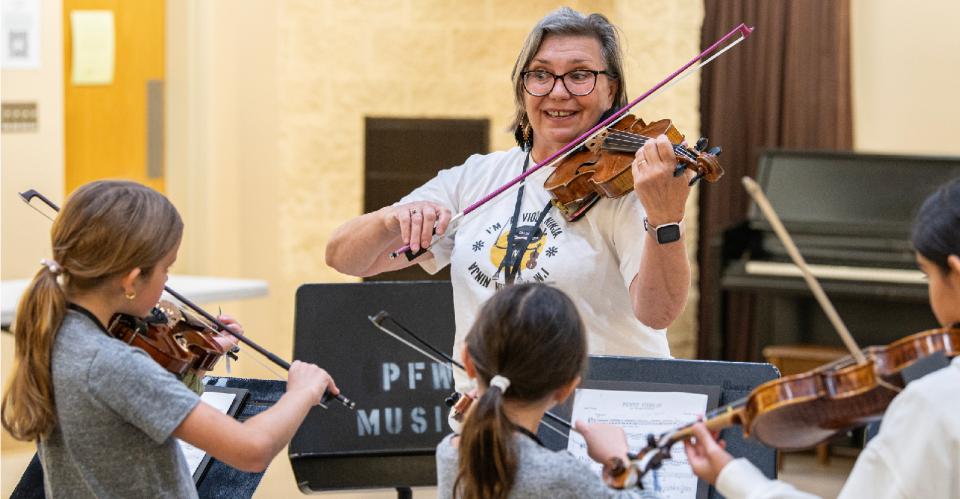 violin group lesson with children 