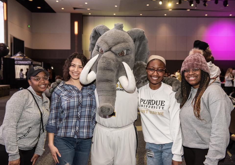 Students posing with Mastodon