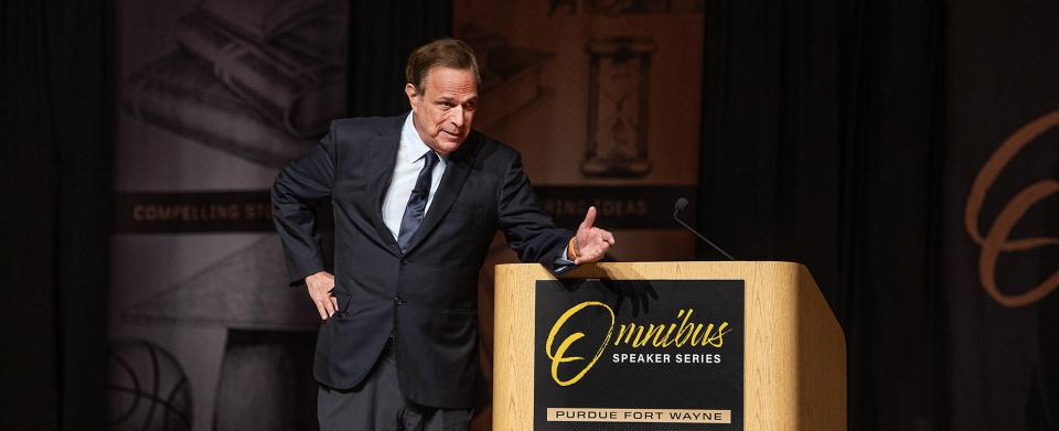 Michael Beschloss speaks to the crowd at an Omnibus event.