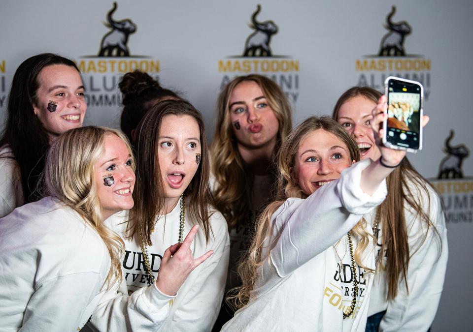 Five students are taking a selfie
