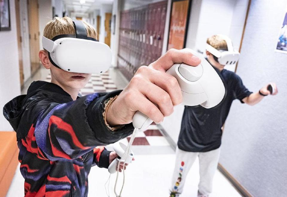 children doing virtual reality