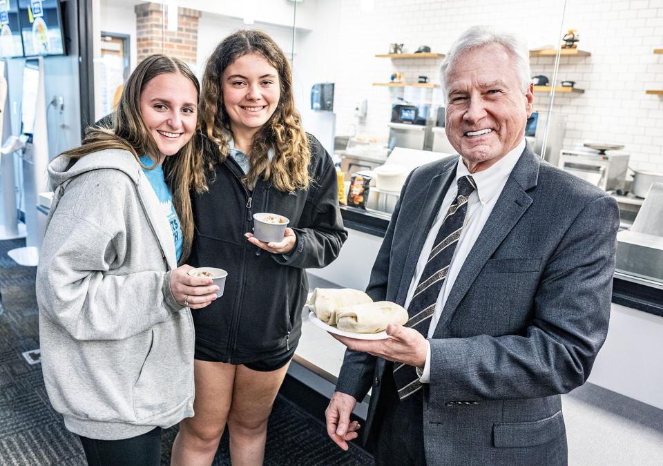 Chancellor Elsenbaumer and two students are dining at Crave
