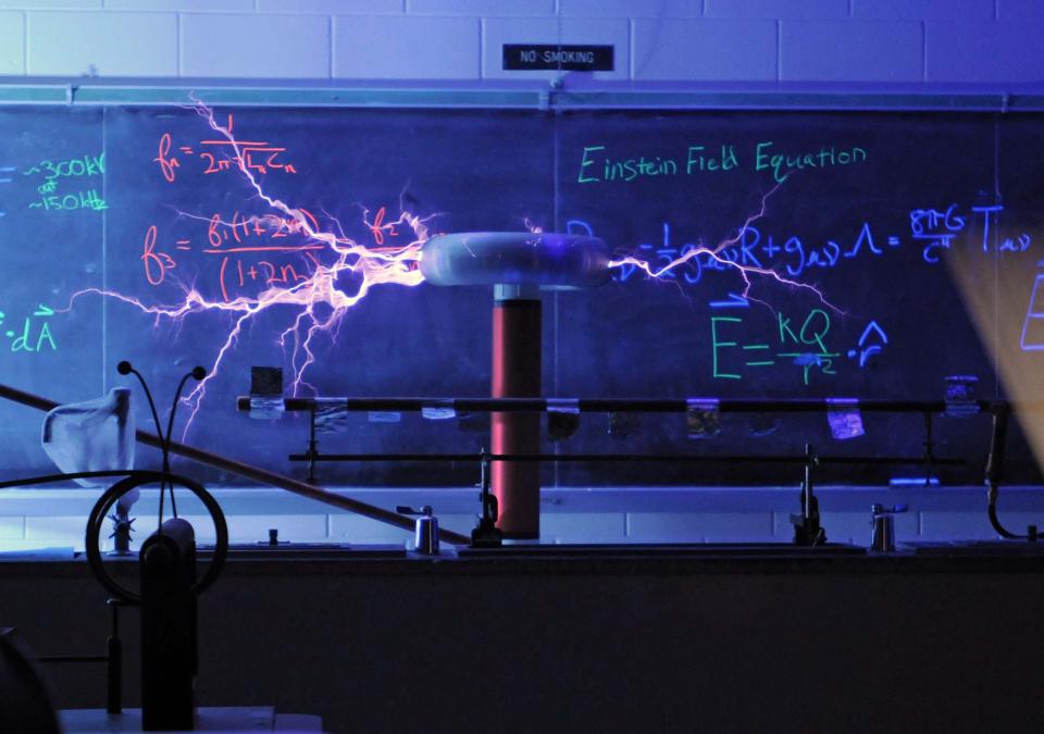 Physics demonstration showing the Einstein field equation.