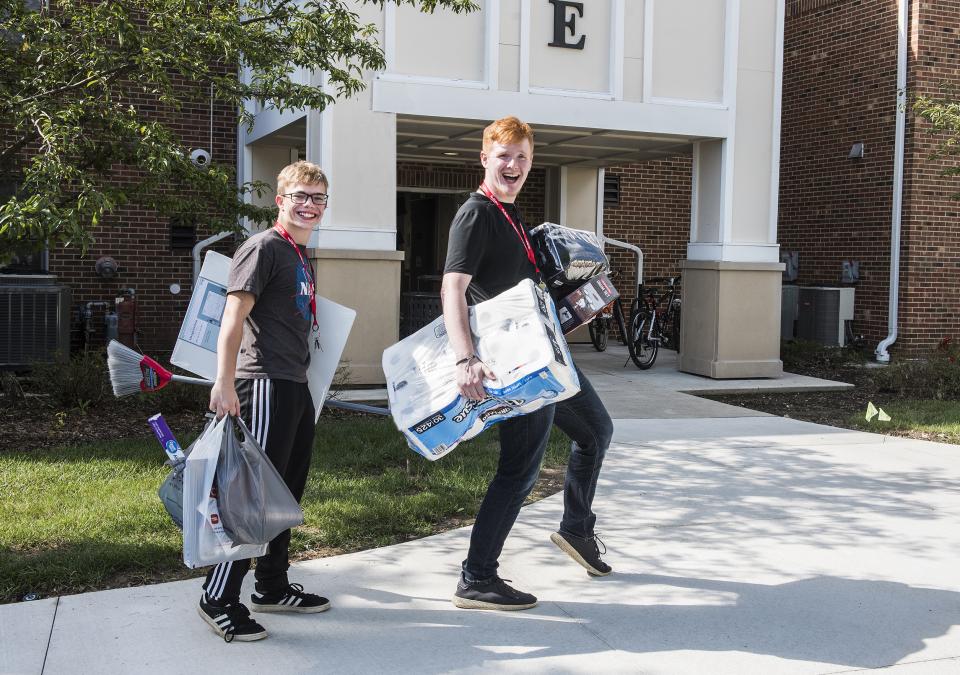 PFW students moving into student housing.