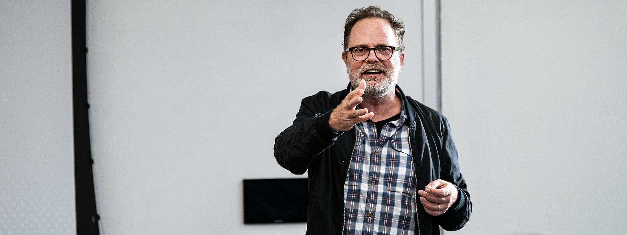 Rainn Wilson meets with a group of students in the IDEASpace in Helmke Library.