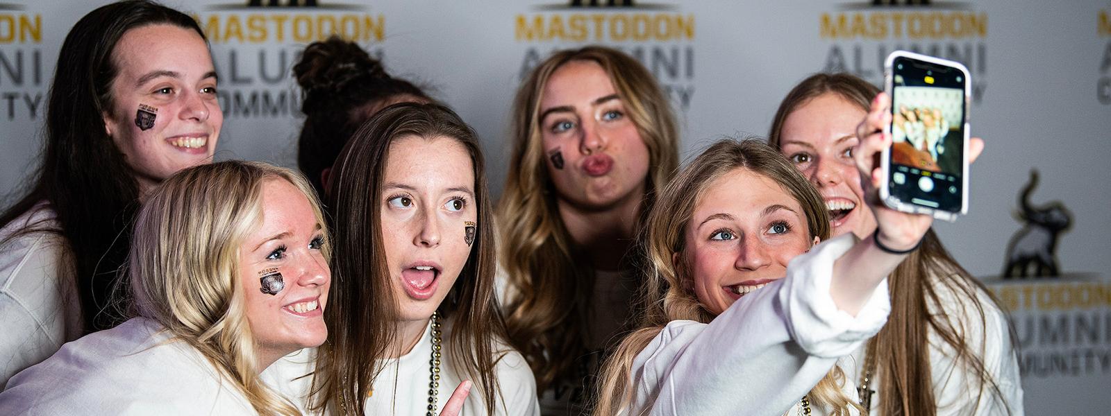 Five students are taking a selfie