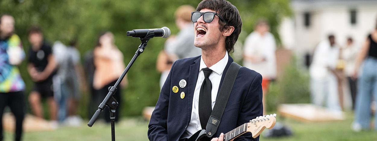 Noah Sties is singing and playing a guitar
