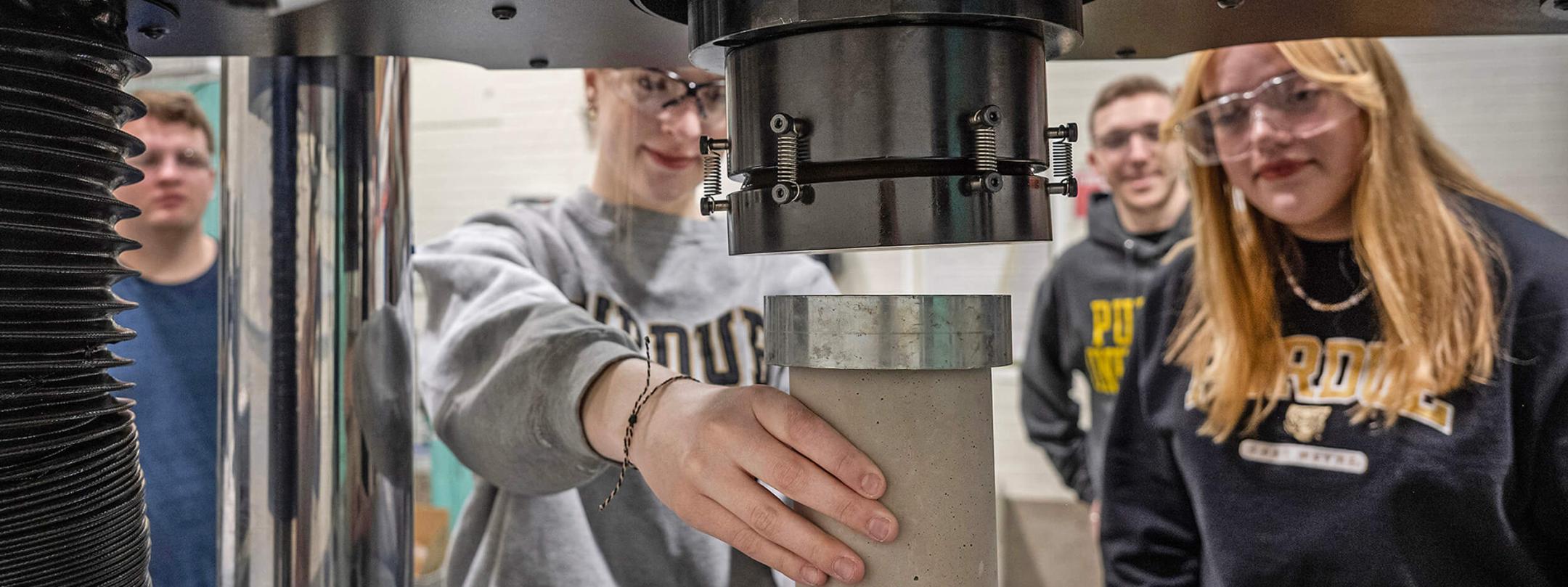 Students in an engineering lab