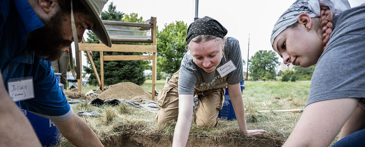 PFW students at an anthropology dig