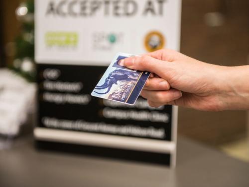 A student is using their Mastodon ID card to make a purchase