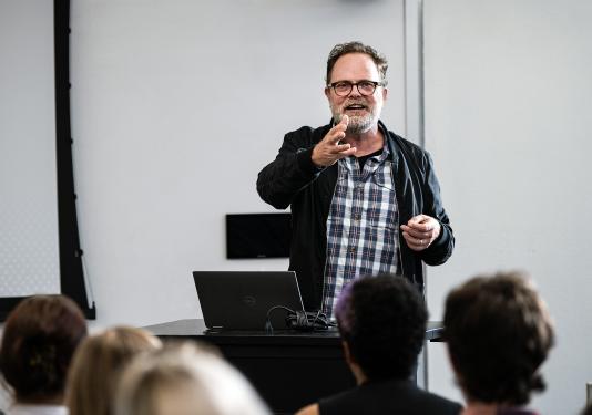 Rainn Wilson meets with a group of students in the IDEASpace in Helmke Library.