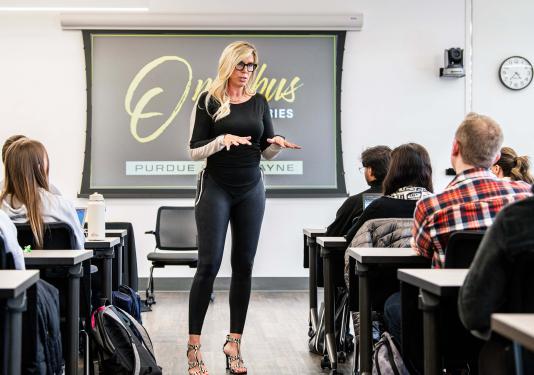 Omnibus speaker Sarah Thomas spoke to students in the IDEASpace at Helmke Library.