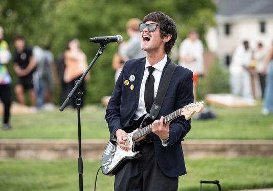 Noah Sties is singing and playing a guitar