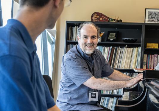 Hamilton Tescarollo is working with a piano student