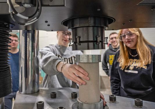 Students in an engineering lab
