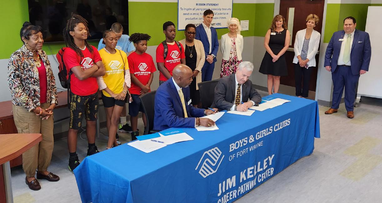 Joe Jordan and Ron Elsenbaumer signing the memorandum of understanding.