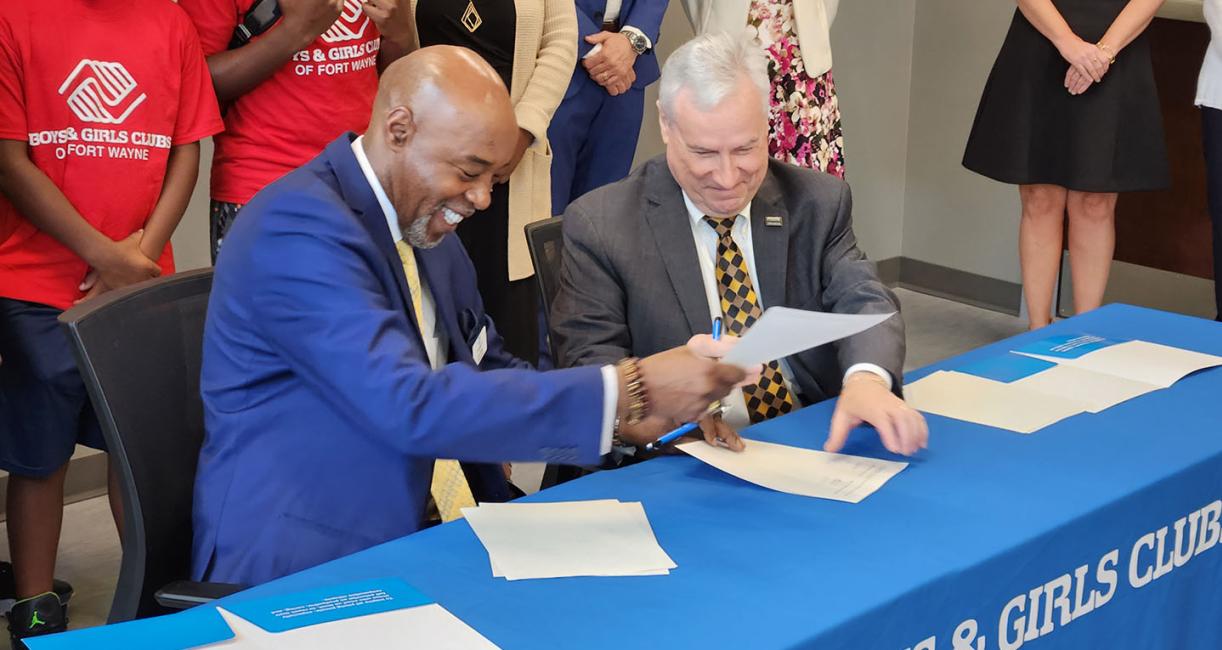 Joe Jordan and Ron Elsenbaumer signing the memorandum of understanding.