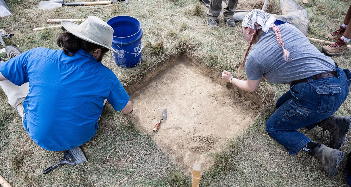 PFW students at an anthropology dig