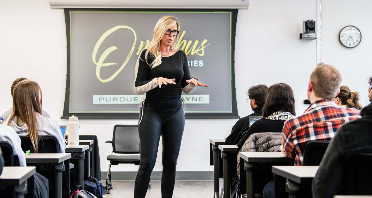 Omnibus speaker Sarah Thomas spoke to students in the IDEASpace at Helmke Library.