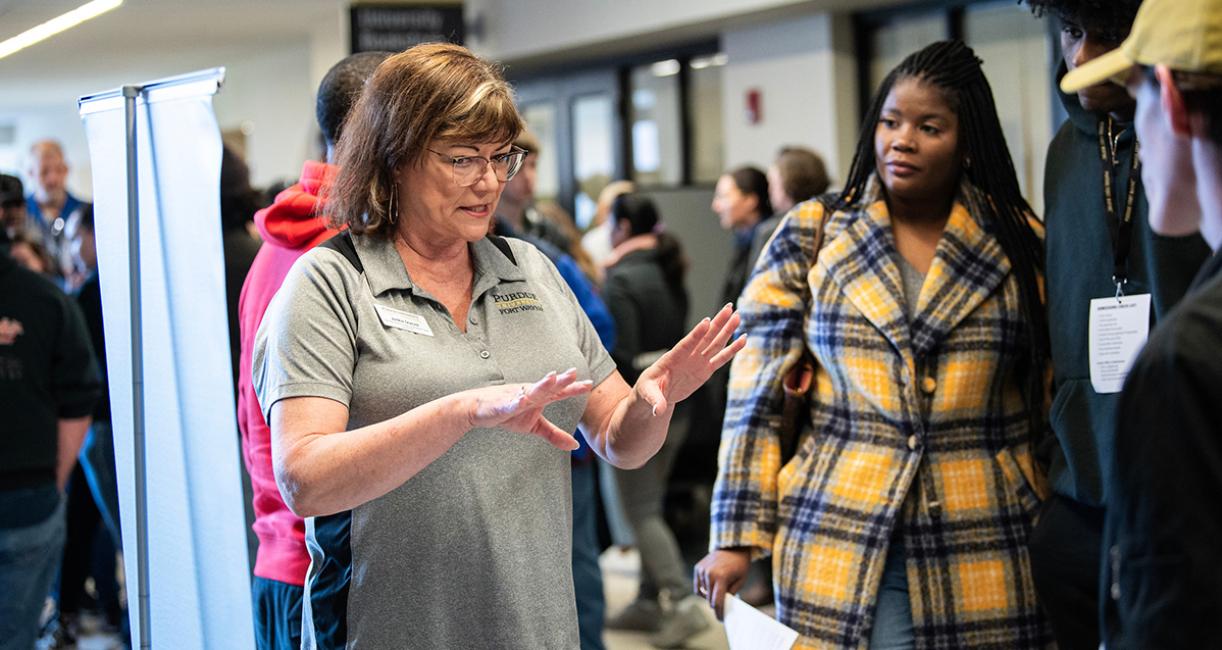 Jackie Stancil is talking to a student at Admitted Student Day.