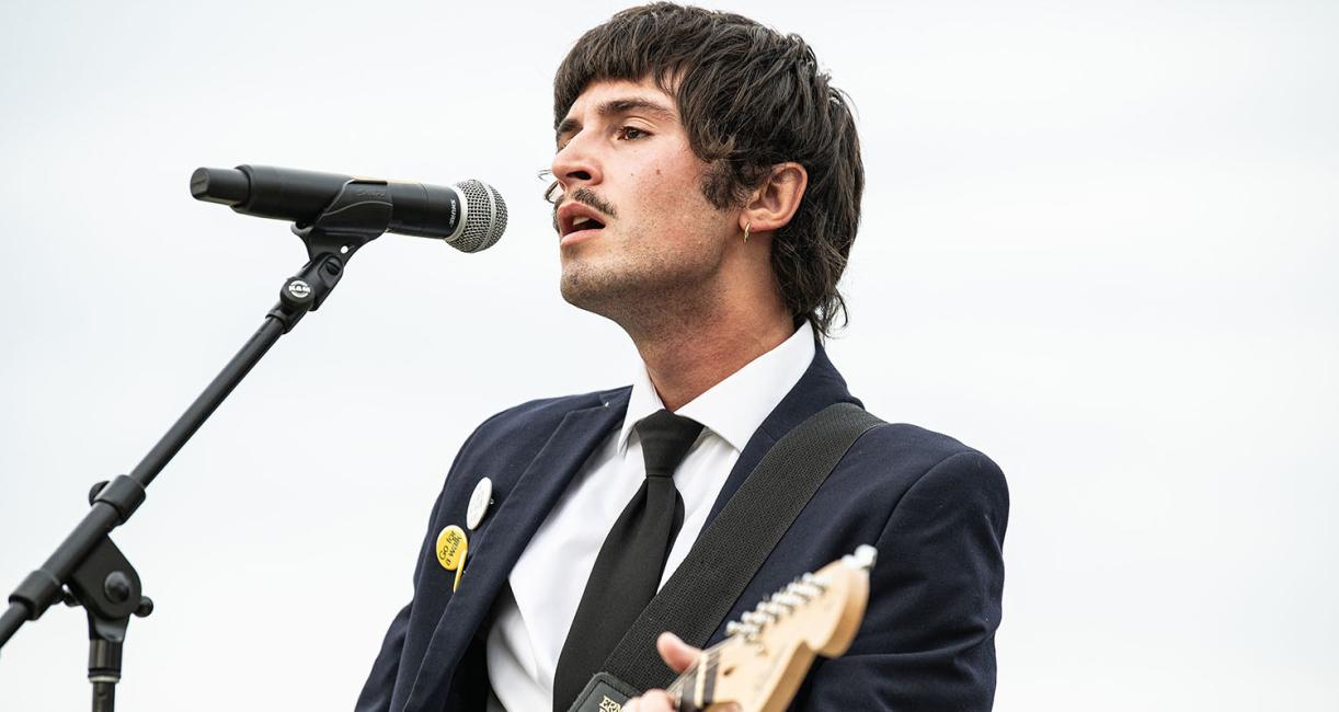 Noah Sties is singing and playing a guitar