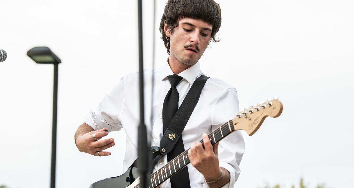 Noah Sties is singing and playing a guitar