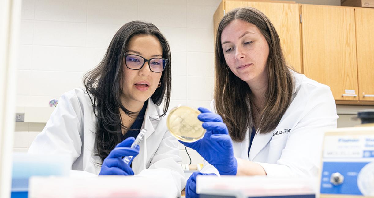 Perla Figueroa is working in a biology lab